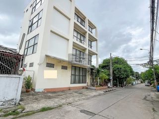Local comercial en venta de 3 habitaciones en Bang Kapi, Bangkok