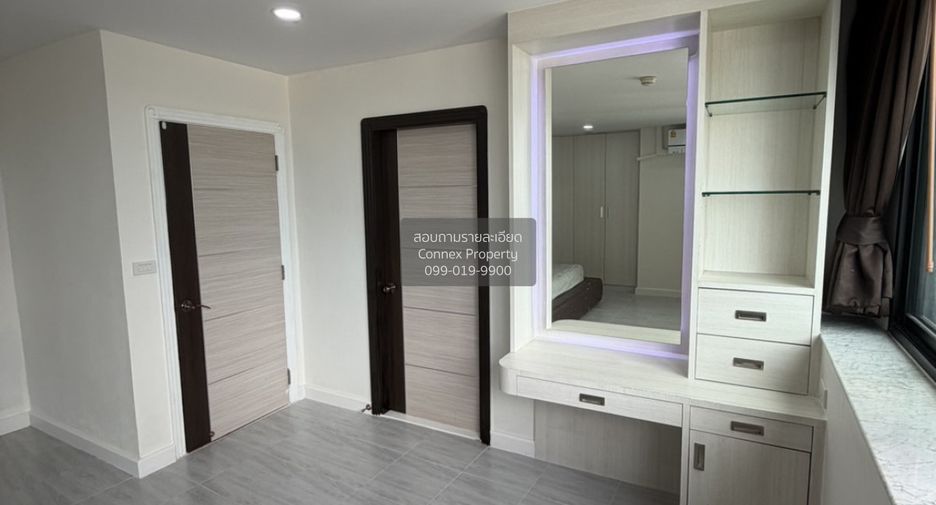 For sale 3 bedrooms condo in Khlong Toei, Bangkok