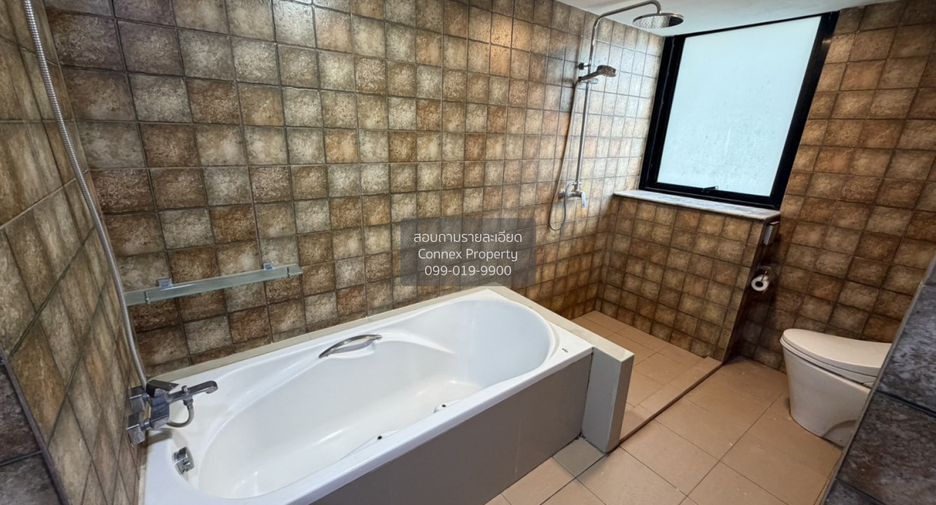 For sale 3 bedrooms condo in Khlong Toei, Bangkok