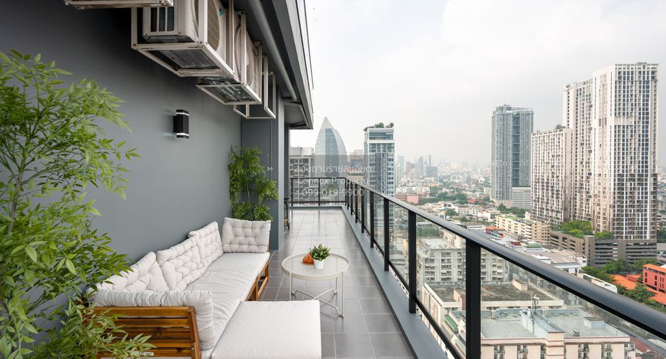 For sale 2 bedrooms condo in Phaya Thai, Bangkok