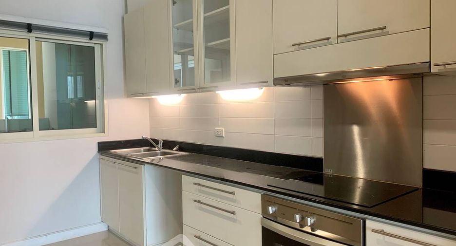 For rent 3 bedrooms apartment in Watthana, Bangkok