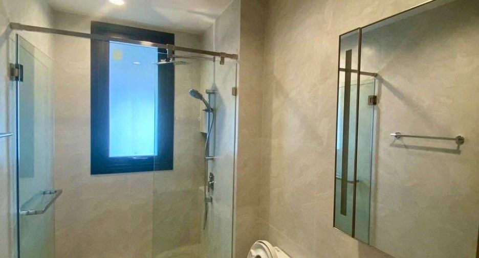 For rent 3 bedrooms condo in Huai Khwang, Bangkok