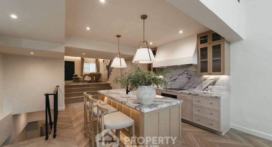 For rent 5 bedrooms townhouse in Khlong Toei, Bangkok