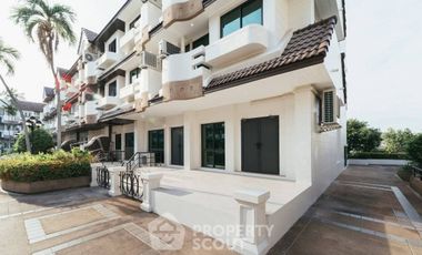 For rent 5 bedrooms townhouse in Khlong Toei, Bangkok