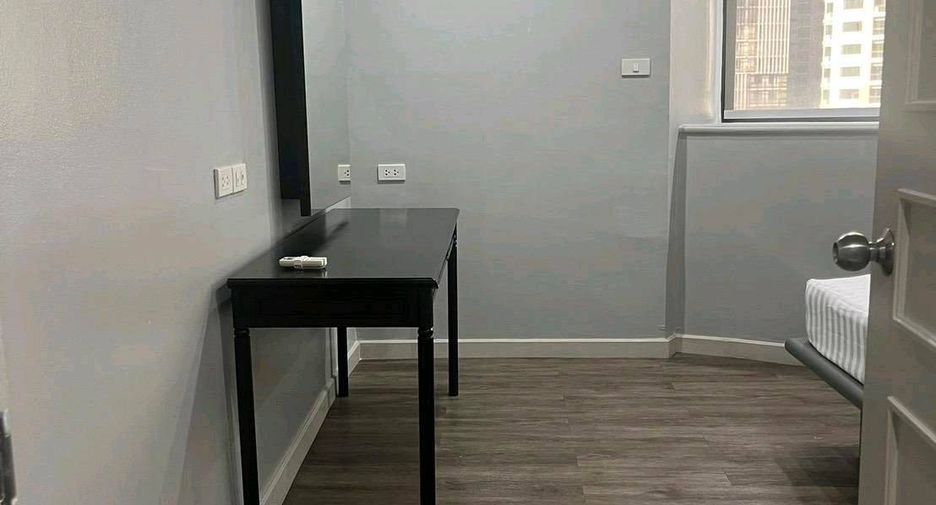 For rent 3 bedrooms condo in Khlong Toei, Bangkok