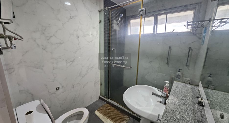 Condo en alquiler de 3 habitaciones en Khlong Toei, Bangkok