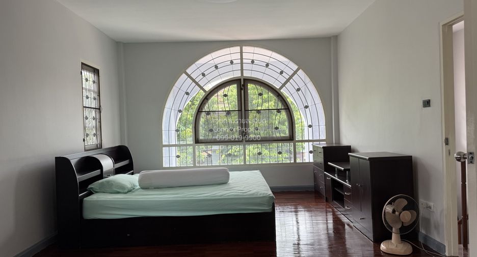 Casa en alquiler de 3 habitaciones en Khlong Toei, Bangkok