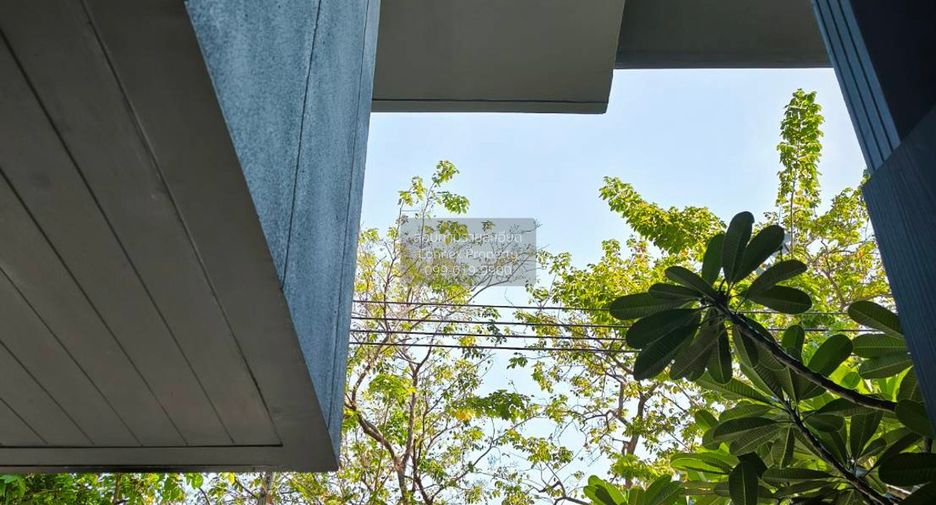 For rent 3 bedrooms townhouse in Huai Khwang, Bangkok