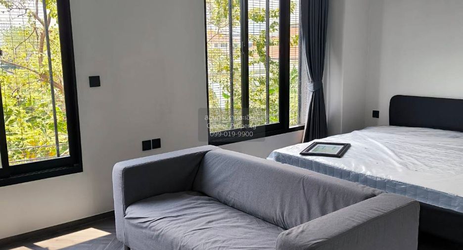 For rent 3 bedrooms townhouse in Huai Khwang, Bangkok