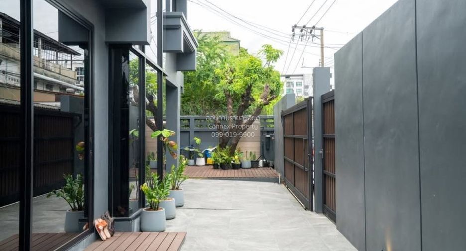 À louer 3 chambres maison de ville à Wang Thonglang, Bangkok