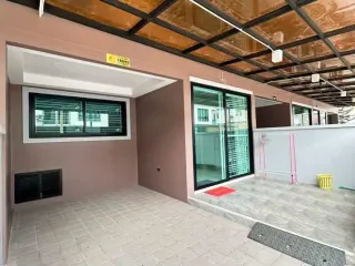 À louer 2 chambres maison de ville à Bang Lamung, Chonburi
