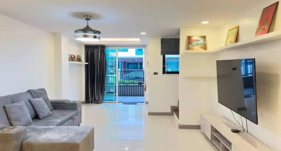 For rent 2 bedrooms townhouse in East Pattaya, Pattaya