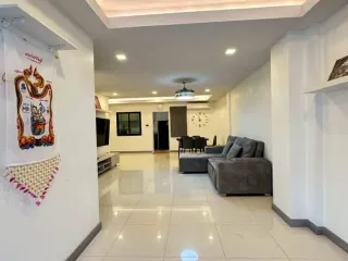 À louer 2 chambres maison de ville à Bang Lamung, Chonburi