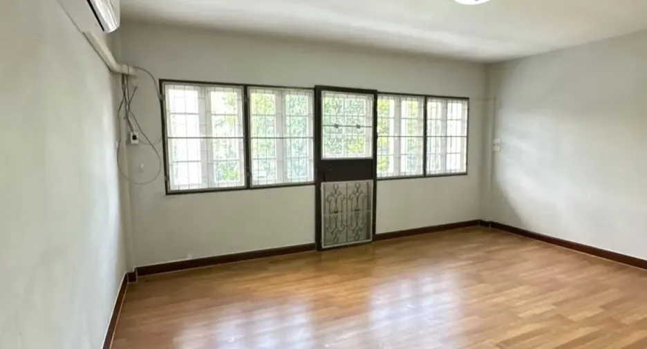 For rent 4 bedrooms townhouse in Rat Burana, Bangkok
