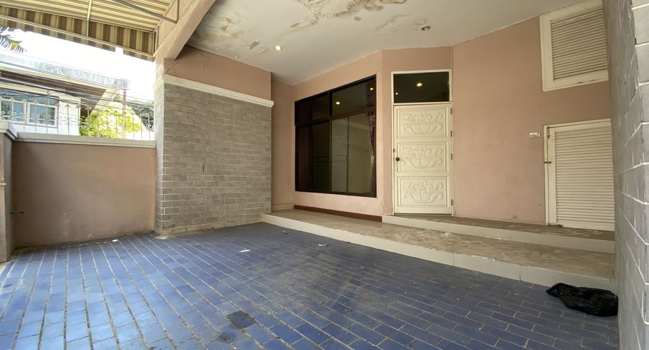 For sale 4 bedrooms townhouse in Khlong Toei, Bangkok