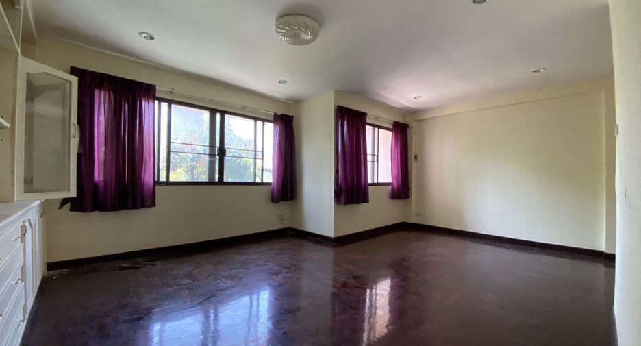 For sale 4 bedrooms townhouse in Khlong Toei, Bangkok