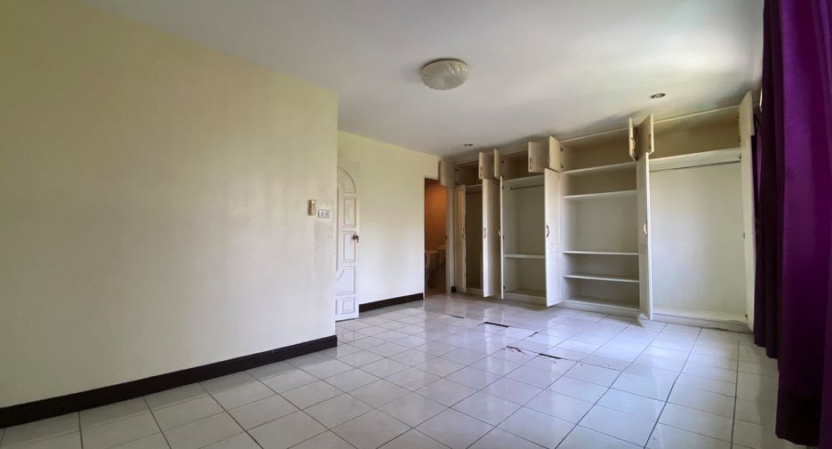 For sale 4 bedrooms townhouse in Khlong Toei, Bangkok