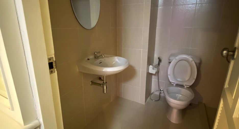 For sale 4 bedrooms townhouse in Khlong Toei, Bangkok