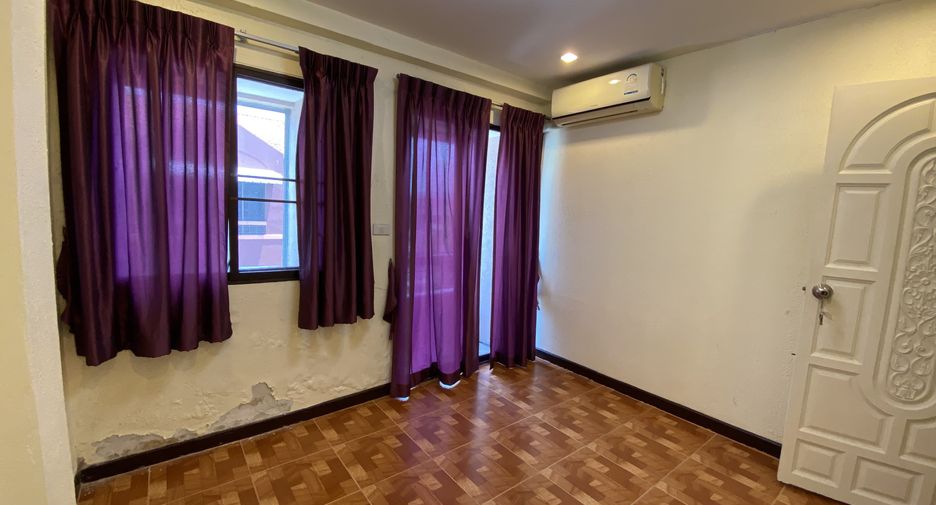 For sale 4 bedrooms townhouse in Khlong Toei, Bangkok