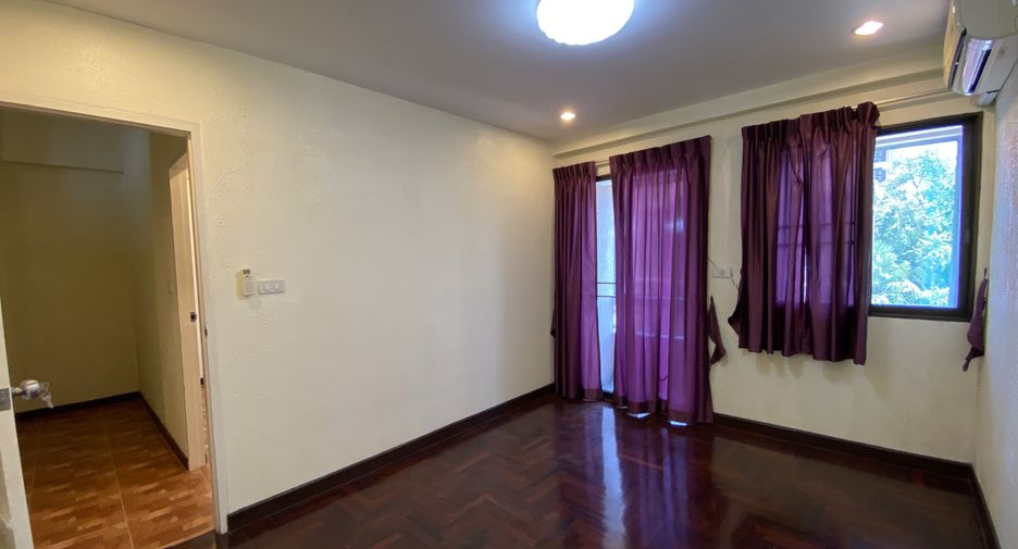 For sale 4 bedrooms townhouse in Khlong Toei, Bangkok