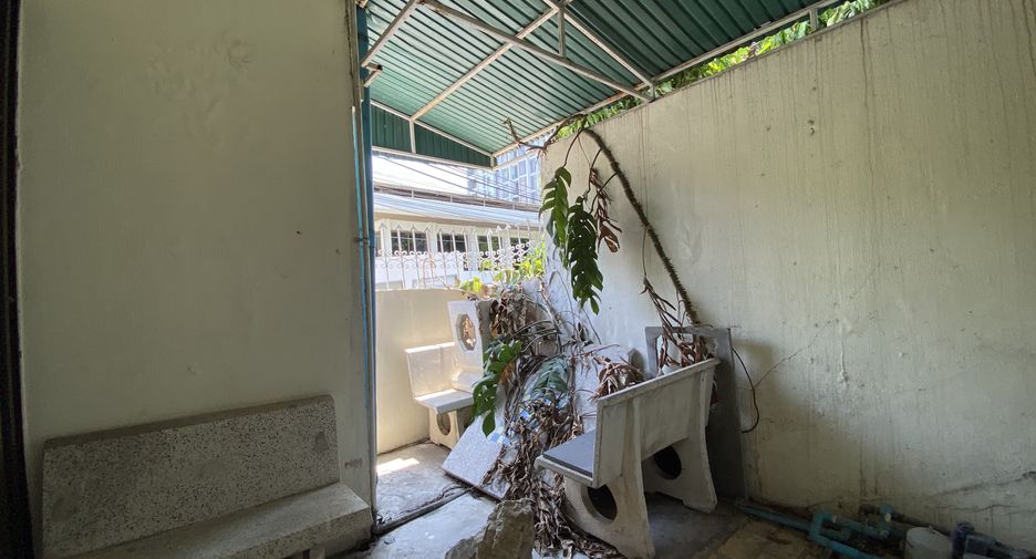For sale 4 bedrooms townhouse in Khlong Toei, Bangkok