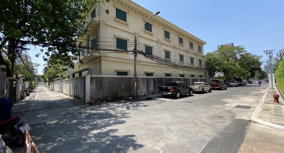 For sale 4 bedrooms townhouse in Khlong Toei, Bangkok