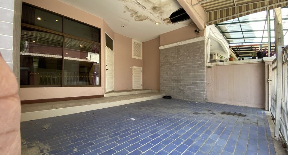 For sale 4 bedrooms townhouse in Khlong Toei, Bangkok