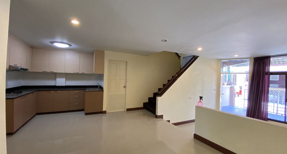 For sale 4 bedrooms townhouse in Khlong Toei, Bangkok