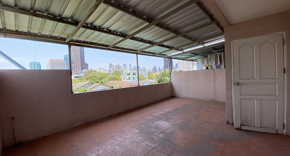 For sale 4 bedrooms townhouse in Khlong Toei, Bangkok