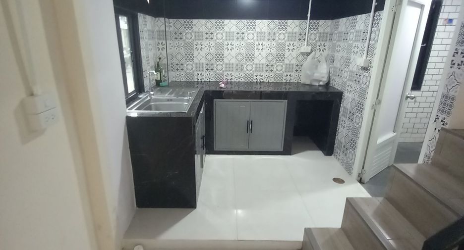 Casa adosada en alquiler de 3 habitaciones en Din Daeng, Bangkok
