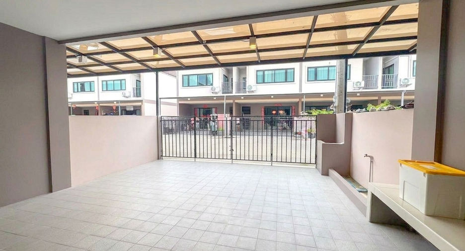 For sale 3 ベッドルーム townhouse in Sattahip, Chonburi