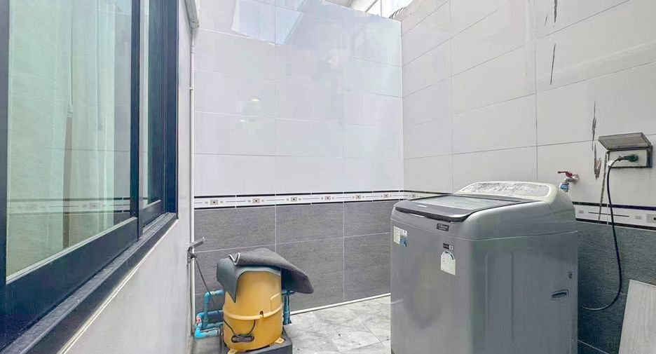 For sale 3 ベッドルーム townhouse in Sattahip, Chonburi