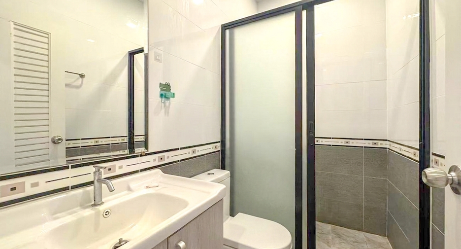 For sale 3 ベッドルーム townhouse in Sattahip, Chonburi