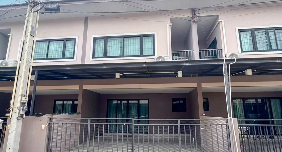 For sale 3 ベッドルーム townhouse in Sattahip, Chonburi