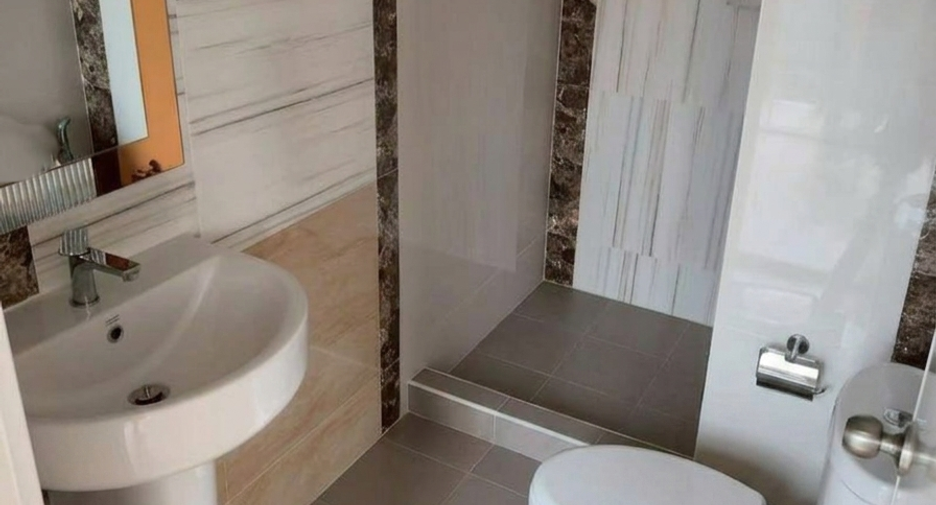 For sale 4 bedrooms townhouse in East Pattaya, Pattaya