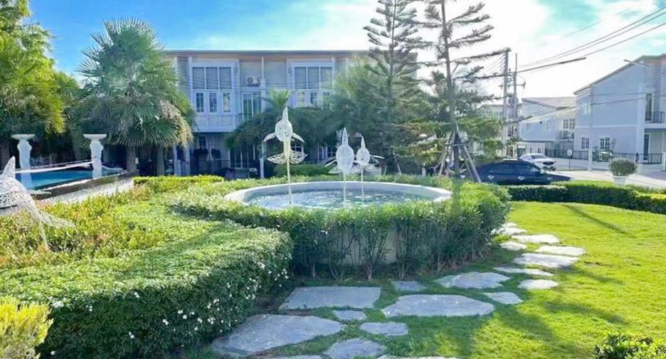 For sale 4 bedrooms townhouse in East Pattaya, Pattaya
