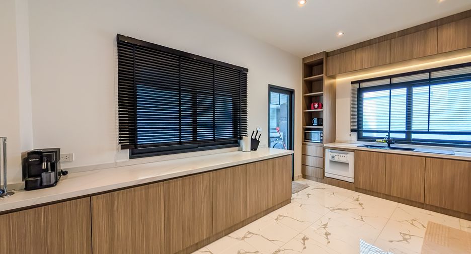 For rent 4 bedrooms house in East Pattaya, Pattaya