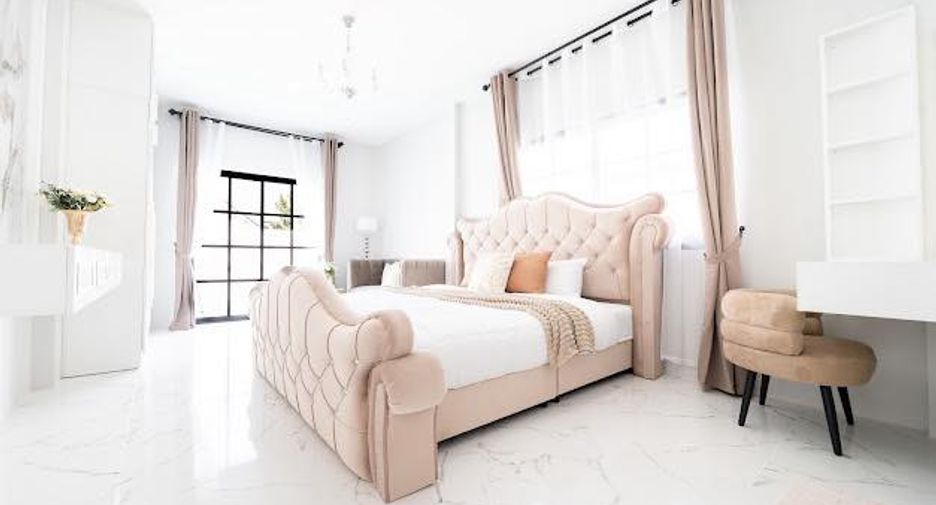 For sale 4 bedrooms house in East Pattaya, Pattaya
