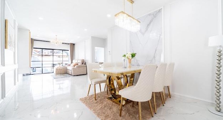 For sale 4 bedrooms house in East Pattaya, Pattaya