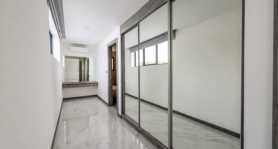 For sale 3 bedrooms house in East Pattaya, Pattaya
