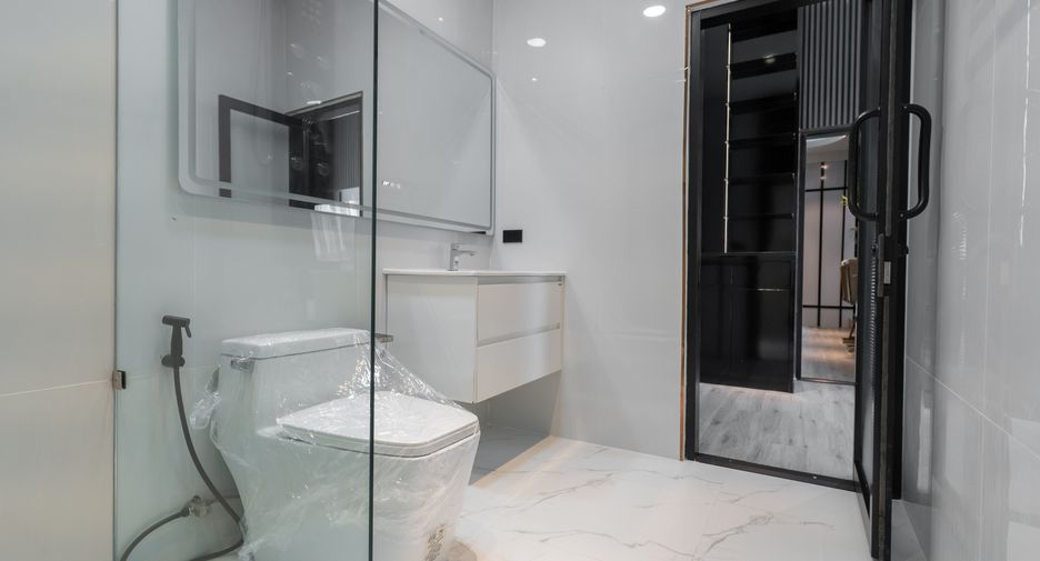 For sale 4 bedrooms house in East Pattaya, Pattaya