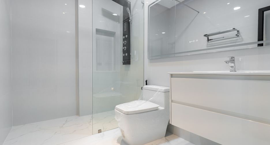 For sale 4 bedrooms house in East Pattaya, Pattaya