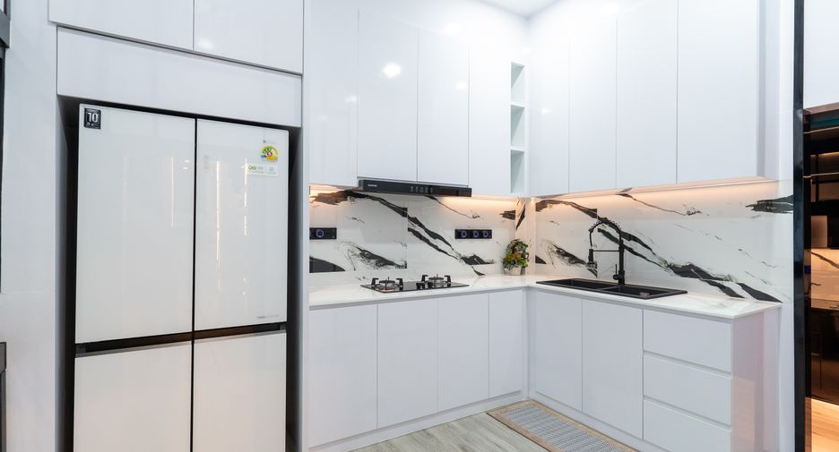 For sale 4 bedrooms house in East Pattaya, Pattaya