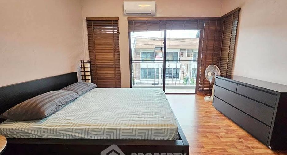 For sale 3 ベッドルーム townhouse in Phra Khanong, Bangkok
