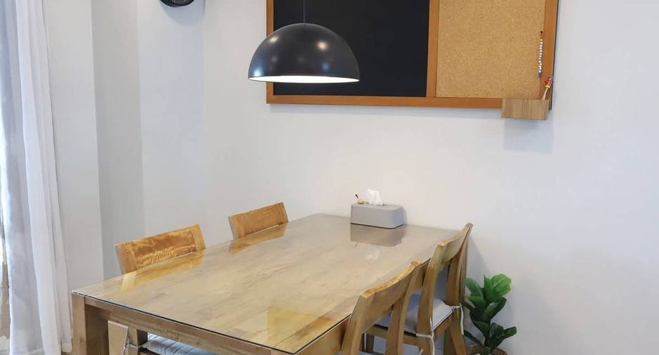 For sale 3 ベッドルーム townhouse in Phra Khanong, Bangkok