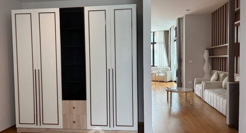 For rent 3 bedrooms townhouse in Saphan Sung, Bangkok