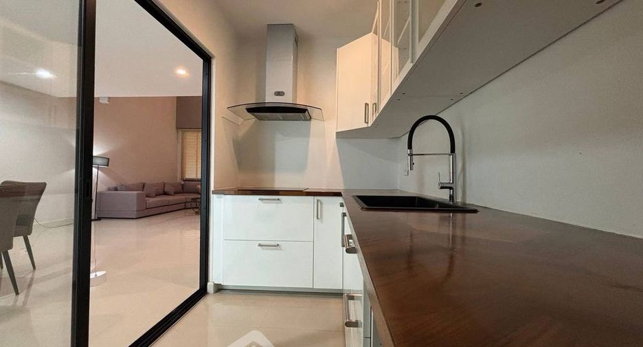 For rent 3 bedrooms townhouse in Saphan Sung, Bangkok