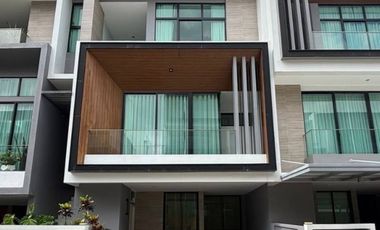 For rent 3 bedrooms townhouse in Saphan Sung, Bangkok