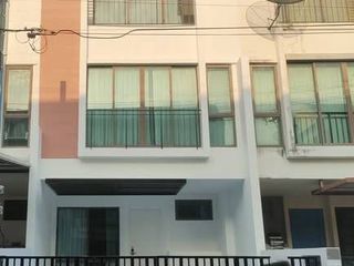 Reihenhaus zur Miete und zum Kauf mit 3 Zimmer in Phra Khanong, Bangkok
