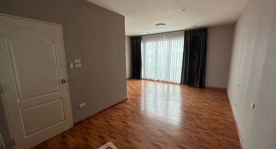 Reihenhaus zur Miete und zum Kauf mit 3 Zimmer in Phra Khanong, Bangkok